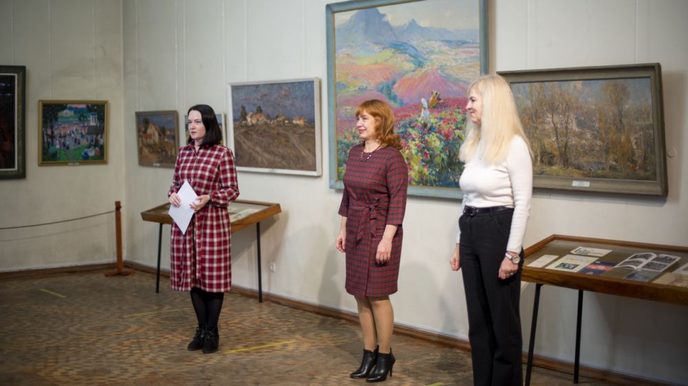 Выставка к 100-летию крымских художников представлена в Симферополе