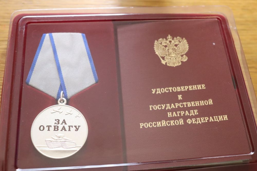 В Ялте участнику СВО Василию Воронову вручали медаль «За отвагу»
