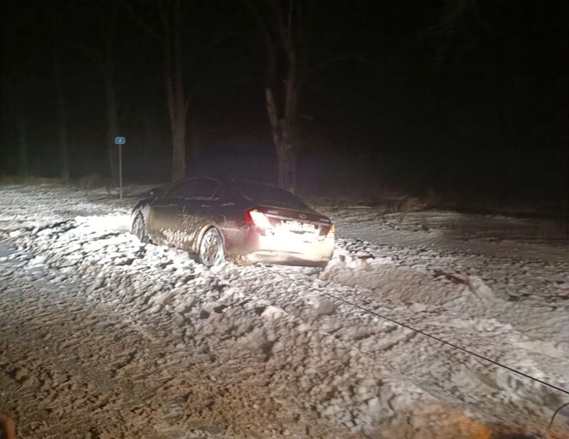 За день крымские спасатели вытащили из снежных заносов 13 авто