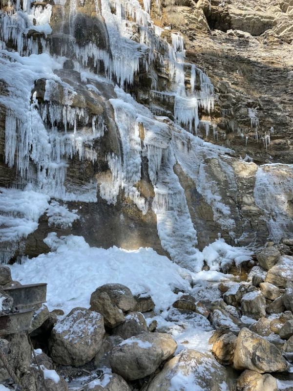 Редкие кадры для Крыма: Знаменитый водопад Учан-Су практически замёрз