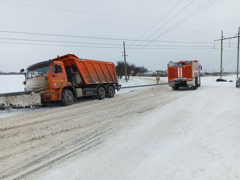 За день крымские спасатели вытащили из снежных заносов 13 авто