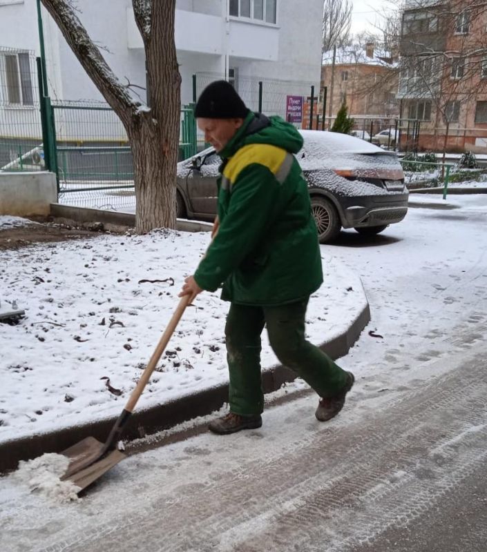 С ночи на дорогах работает коммунальная техника МУП «ЖилсервисКерчь ...