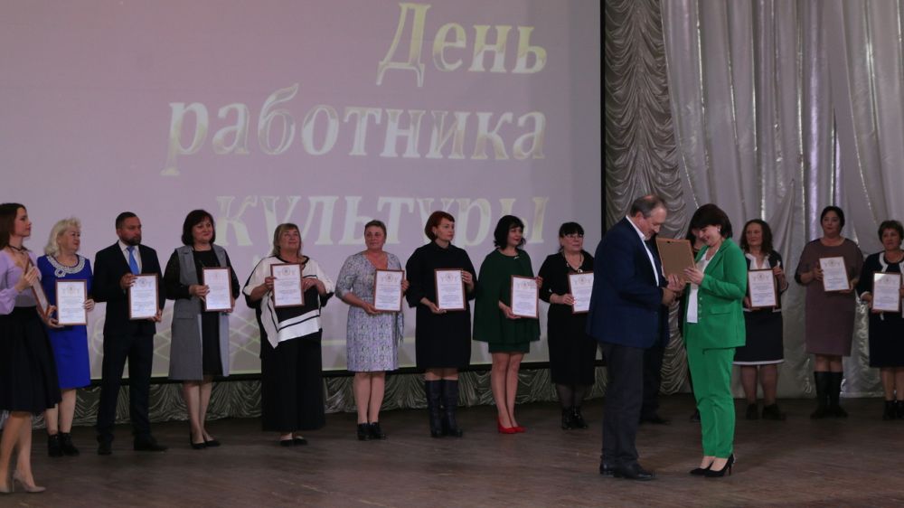 Татьяна Манежина вручила награды ко Дню работника культуры России