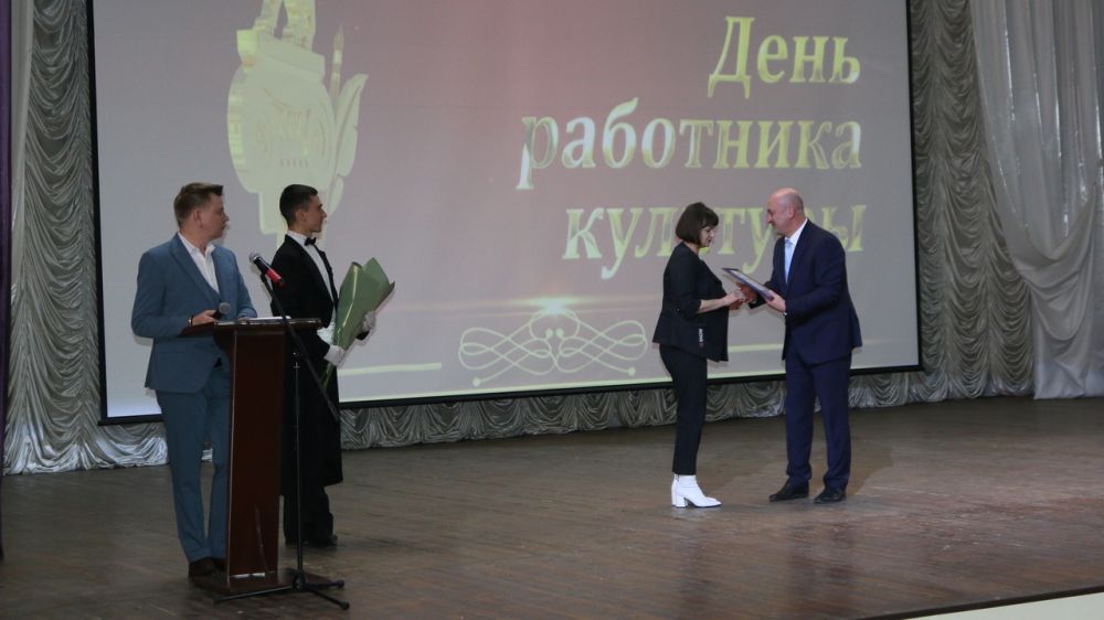 Татьяна Манежина вручила награды ко Дню работника культуры России