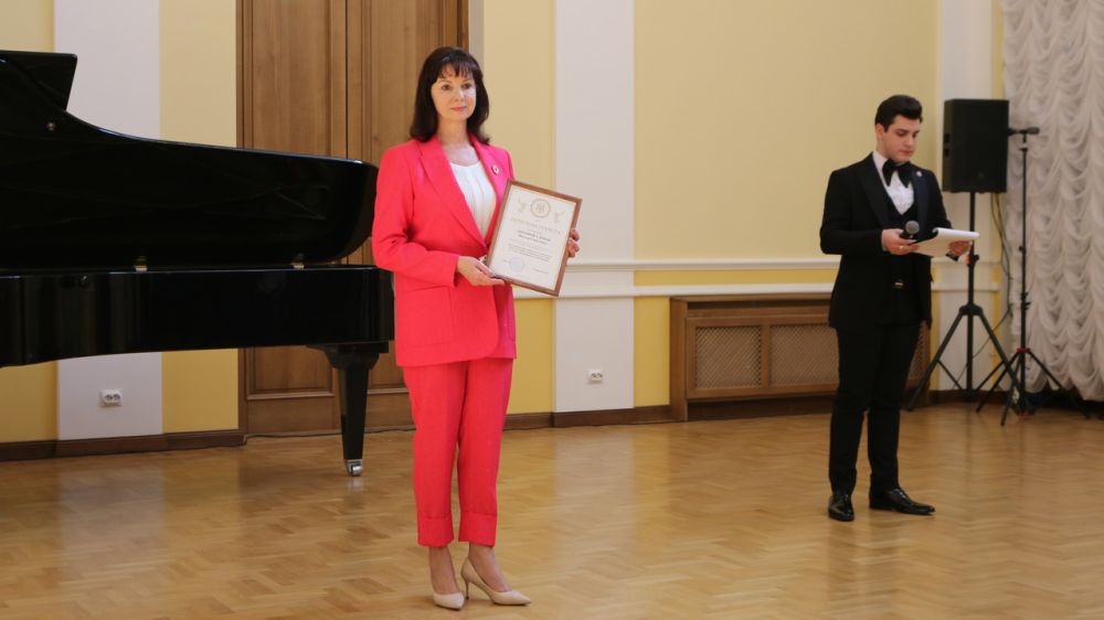 Татьяна Манежина поздравила крымских деятелей театрального искусства с профессиональным праздником и вручила награды