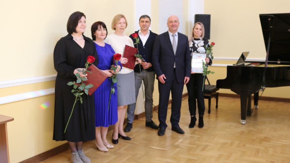Татьяна Манежина поздравила крымских деятелей театрального искусства с профессиональным праздником и вручила награды