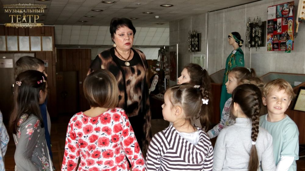 Музыкальный театр Крыма с экскурсией посетили воспитанники детской театральной студии