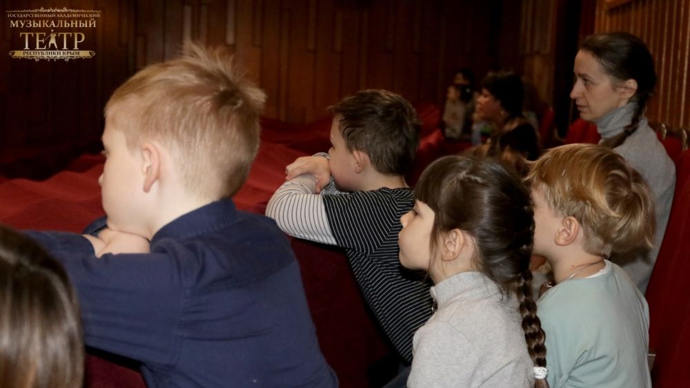 Музыкальный театр Крыма с экскурсией посетили воспитанники детской театральной студии