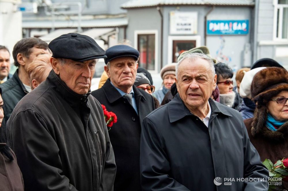 Дм симферополь. Мемориальная доска. Памятная доска на здании.