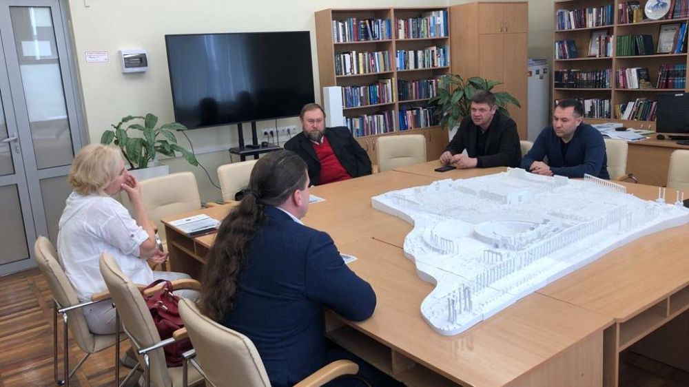 Сотрудники департамента госохраны культурного наследия Министерства ...