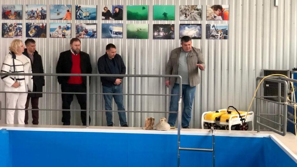 Сотрудники департамента госохраны культурного наследия Министерства ...