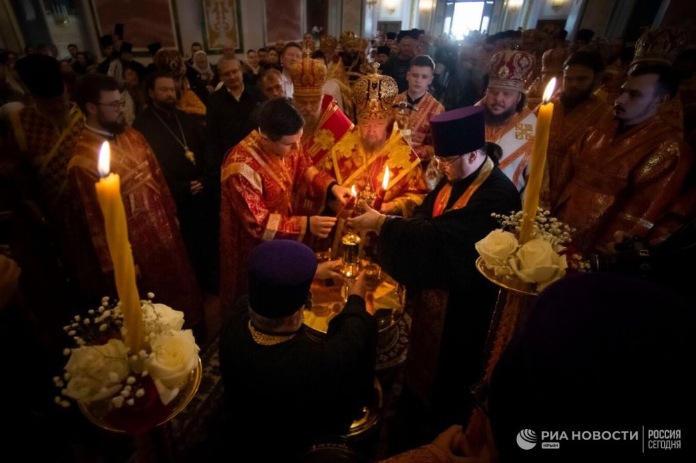 На каком канале будут показывать благодатный огонь. Благодатный огонь 2023. Благодатный огонь свеча. Благодатный огонь 2024 в Ростове-на-Дону.