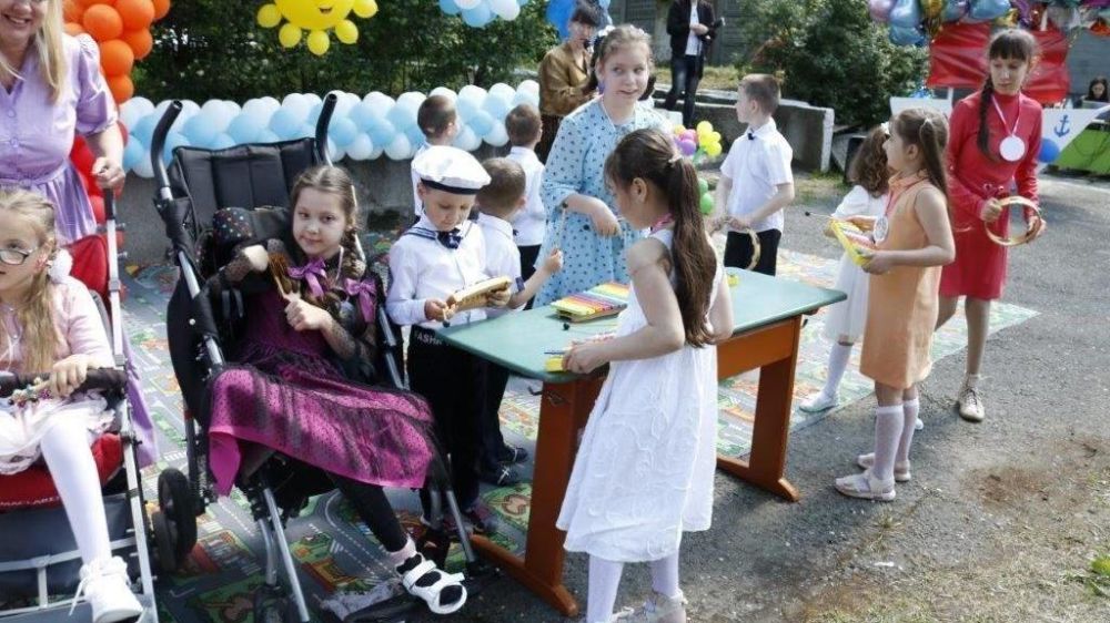 Елена Романовская поздравила воспитанников Реабилитационного центра для детей и подростков с ограниченными возможностями с Международным днём защиты детей