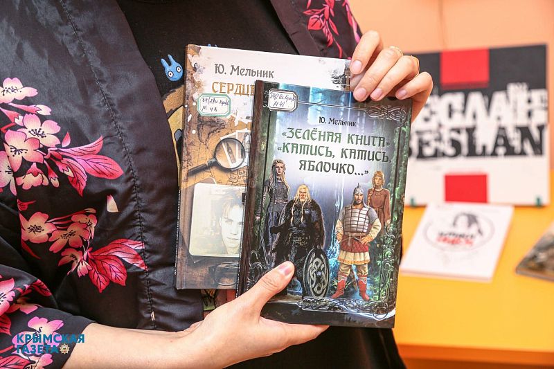 От Конюхова до Поляковой: в Крымской библиотеке для молодёжи хранятся 500 книг с автографами