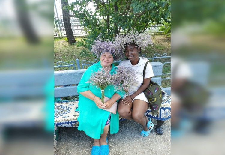 Звезда Ютуба баба Люда: знаменитость из Коктебеля жарит «заговоренные» пирожки и записывает клипы для военнослужащих СВО