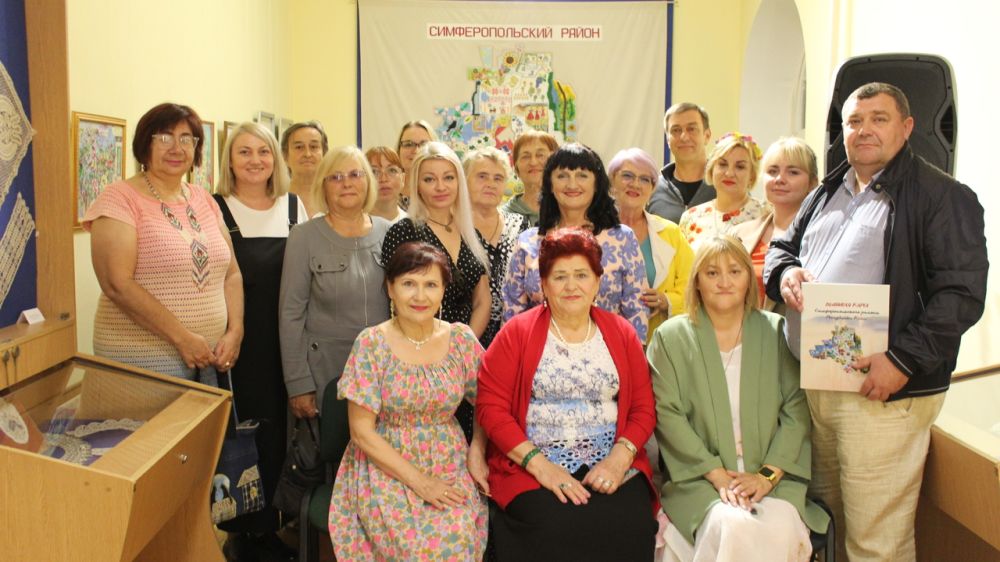 В рамках празднования 100-летия образования Симферопольского района представлена выставка «Славься, любимый район!»
