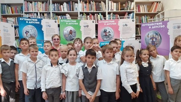 В Республиканской детской библиотеке им. В.Н. Орлова прошла экскурсия по фотовыставке «Путешествие в детство»