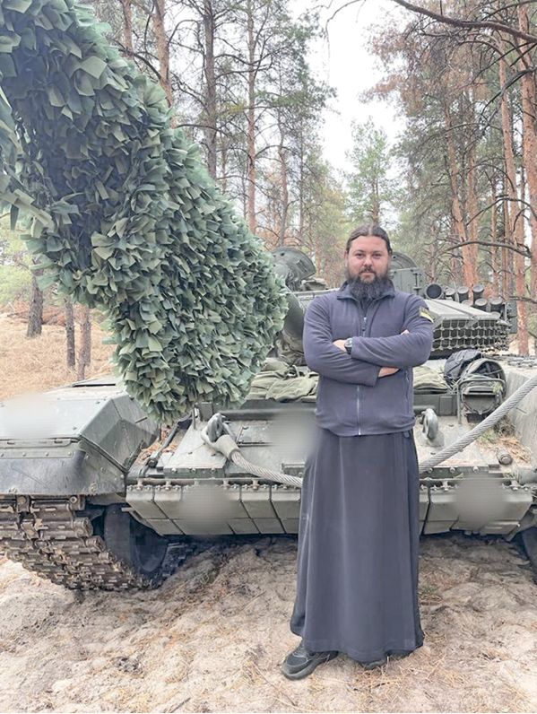 О защите танков от дронов-камикадзе, крещении в экстремальных условиях и богослужении под землёй: священник в зоне СВО