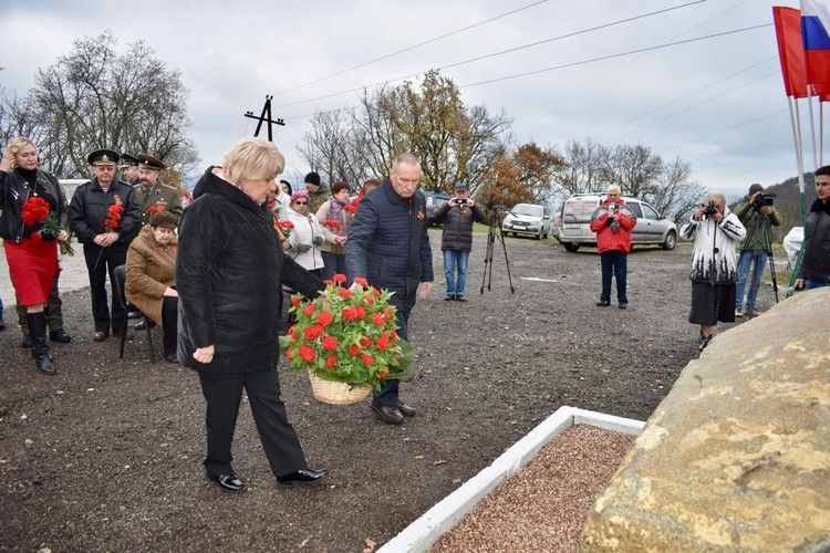 Памятник партизанам, Верхнеуральск